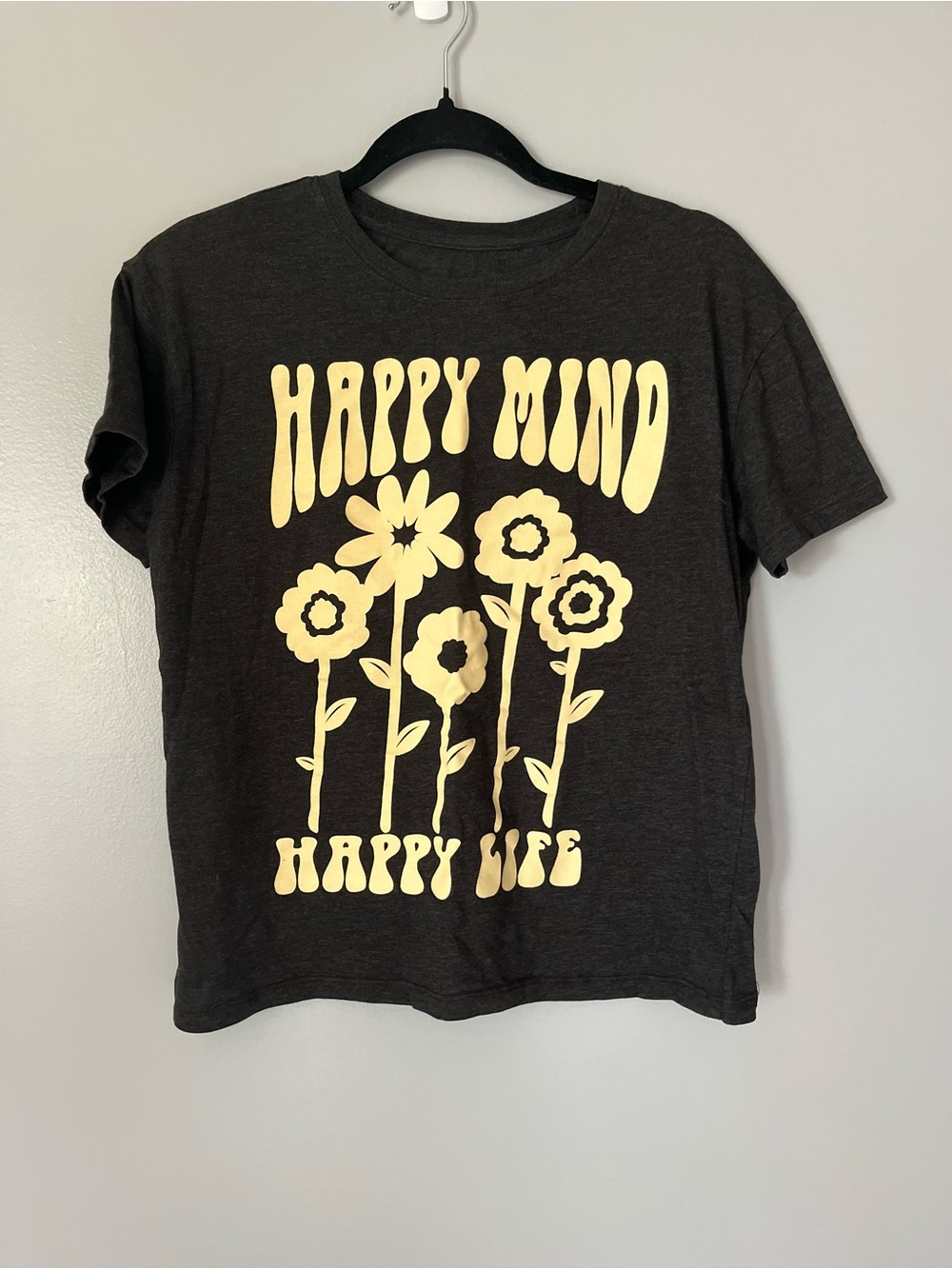 MODERN LUX Women’s XS Happy Mind Happy Life Floral Graphic T-Shirt